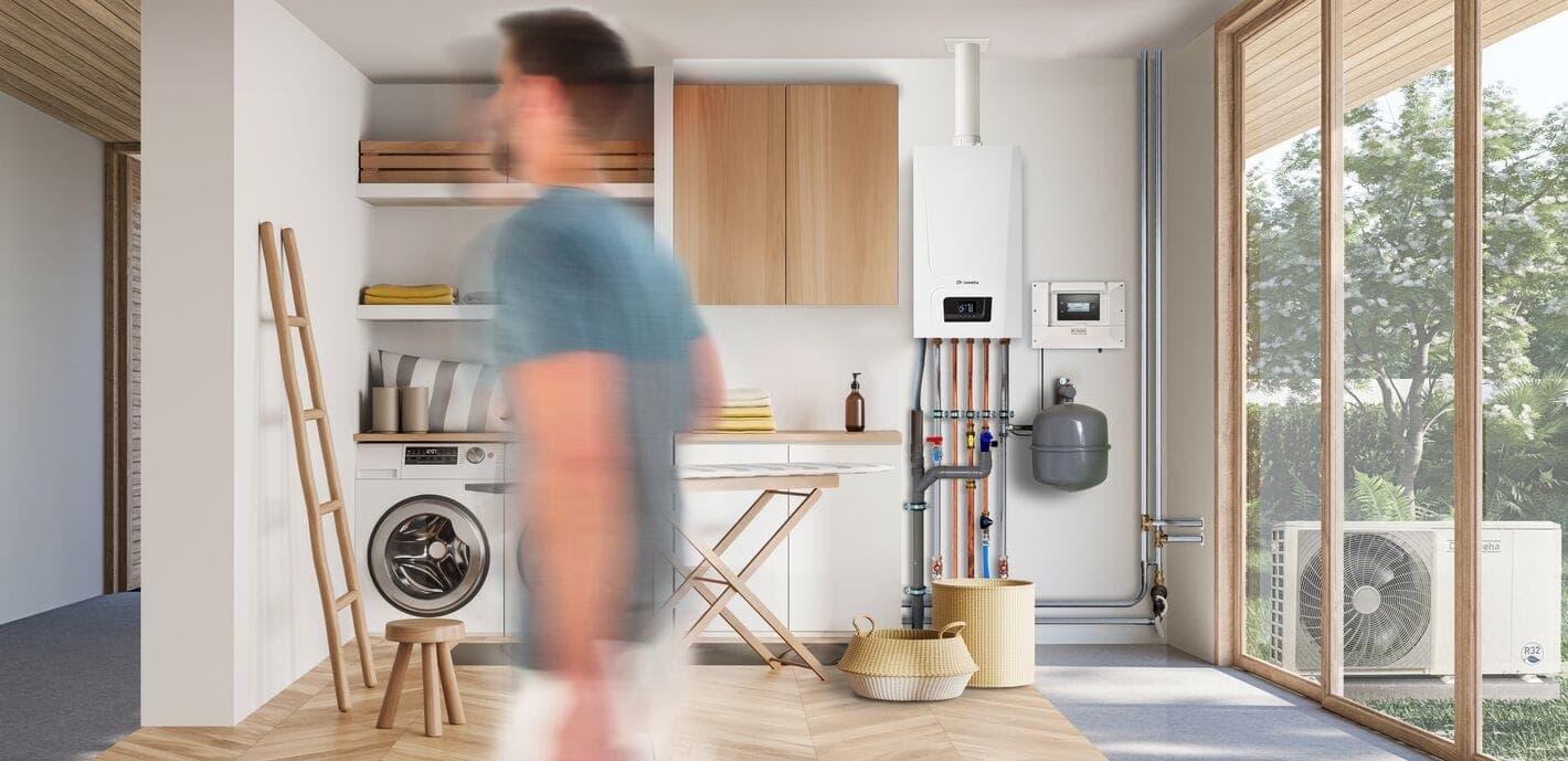Cv-ketel met leidingwerk in een lichte bijkeuken